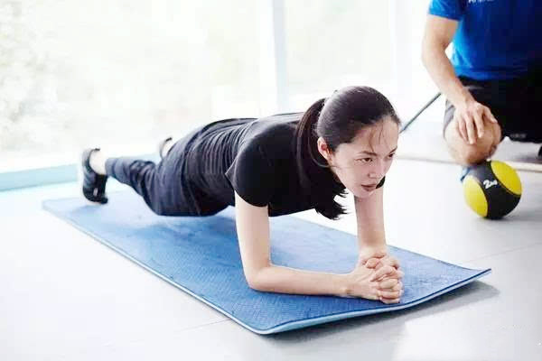 平板支撐的正確姿勢(shì) 平板支撐鍛煉哪些肌肉 平板支撐的正確姿勢(shì) 平板支撐鍛煉哪些肌肉