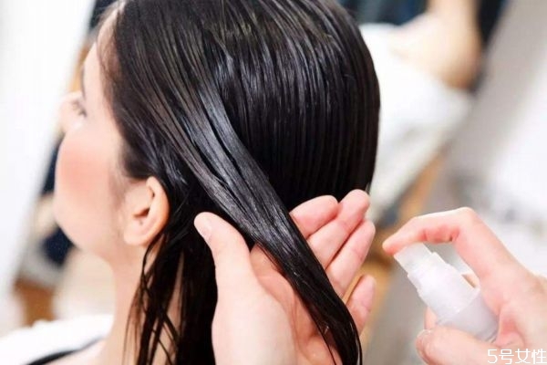 油性頭發(fā)怎么辦 油性頭發(fā)天天洗頭好嗎 油性頭發(fā)怎么辦 油性頭發(fā)天天洗頭好嗎