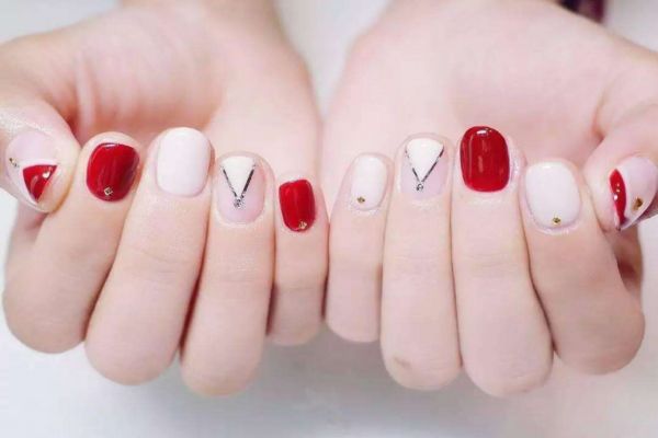 甲油膠用什么燈能干 甲油膠用吹風機能干嗎