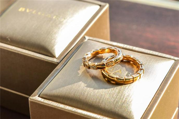 婚戒黃金的好還是鉑金的好 婚戒一般是買黃金還是鉑金 婚戒黃金的好還是鉑金的好 婚戒一般是買黃金還是鉑金