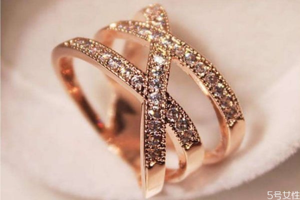 水鉆有什么顏色呢 水鉆和鉆石有什么區(qū)別呢 水鉆有什么顏色呢 水鉆和鉆石有什么區(qū)別呢