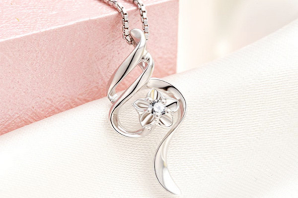 鉑金項(xiàng)鏈會(huì)發(fā)黑嗎 在家怎么清洗鉑金項(xiàng)鏈 鉑金項(xiàng)鏈會(huì)發(fā)黑嗎 在家怎么清洗鉑金項(xiàng)鏈