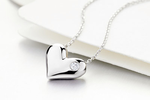 鉑金項(xiàng)鏈會發(fā)黑嗎 在家怎么清洗鉑金項(xiàng)鏈 鉑金項(xiàng)鏈會發(fā)黑嗎 在家怎么清洗鉑金項(xiàng)鏈