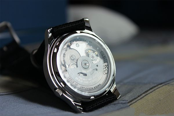 機(jī)械手表睡覺要取下來嗎 睡覺時(shí)機(jī)械手表怎么放