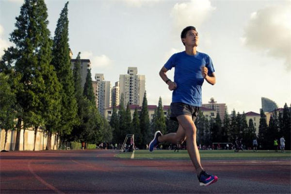 原地跑步可以達(dá)到鍛煉效果嗎 原地跑步有什么危害 原地跑步可以達(dá)到鍛煉效果嗎 原地跑步有什么危害