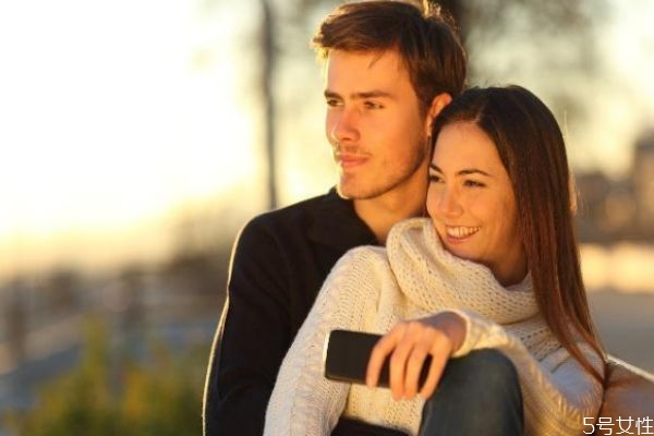 女生陷入熱戀期的表現(xiàn)特征 女人陷入熱戀的感覺 女生陷入熱戀期的表現(xiàn)特征 女人陷入熱戀的感覺