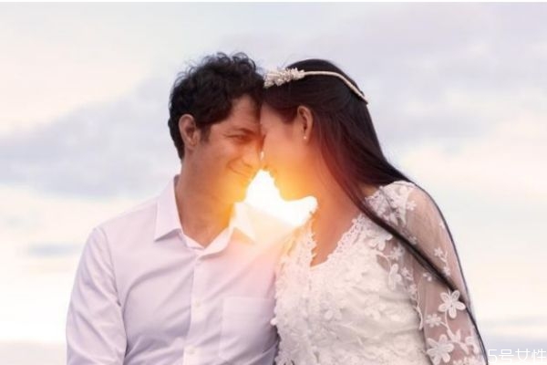 女生陷入熱戀期的表現(xiàn)特征 女人陷入熱戀的感覺 女生陷入熱戀期的表現(xiàn)特征 女人陷入熱戀的感覺