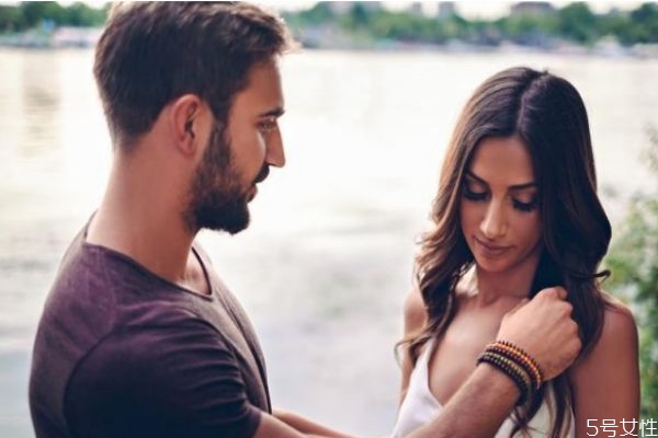 女生陷入熱戀期的表現(xiàn)特征 女人陷入熱戀的感覺 女生陷入熱戀期的表現(xiàn)特征 女人陷入熱戀的感覺