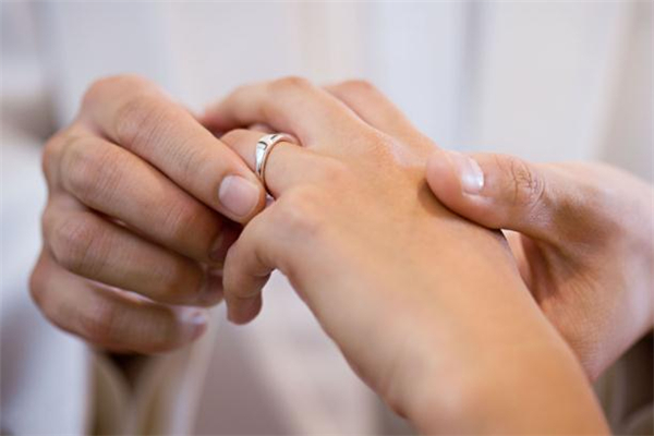 求婚戒指多少錢合適 求婚戒指幾克拉合適