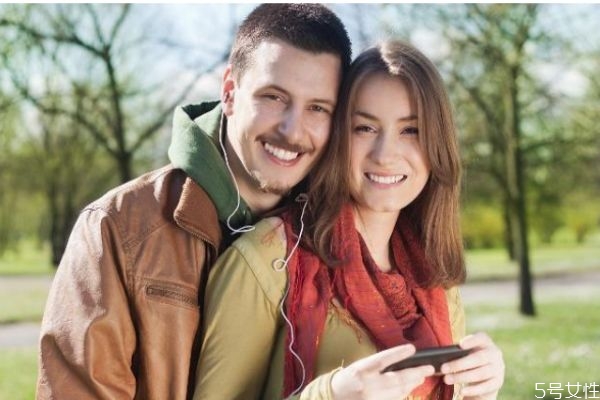 女生陷入熱戀期的表現(xiàn)特征 女人陷入熱戀的感覺 女生陷入熱戀期的表現(xiàn)特征 女人陷入熱戀的感覺