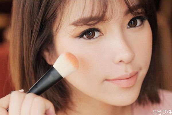 化妝可以不化腮紅嗎 腮紅主要是什么用呢 化妝可以不化腮紅嗎 腮紅主要是什么用呢