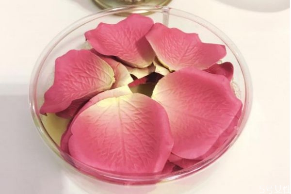 化妝可以不化腮紅嗎 腮紅主要是什么用呢 化妝可以不化腮紅嗎 腮紅主要是什么用呢