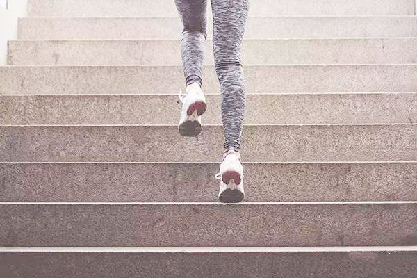 爬樓梯能瘦臀嗎 怎么爬樓梯提臀 爬樓梯能瘦臀嗎 怎么爬樓梯提臀