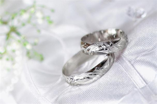 對(duì)戒買品牌的還是一般的 對(duì)戒有必要買好點(diǎn)的嗎 對(duì)戒買品牌的還是一般的 對(duì)戒有必要買好點(diǎn)的嗎