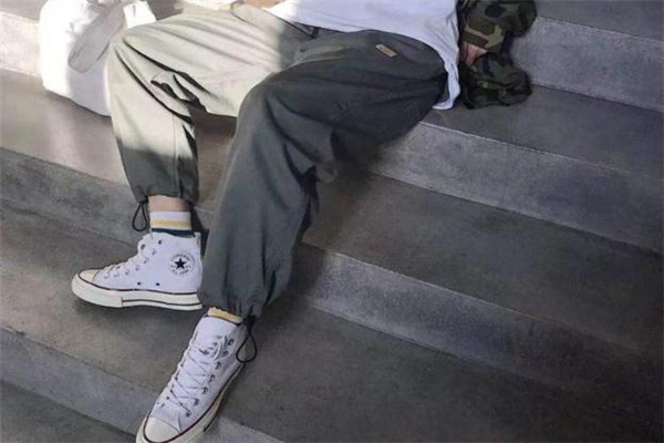 男生穿什么褲子好看 男生穿什么褲子時(shí)髦 男生穿什么褲子好看 男生穿什么褲子時(shí)髦