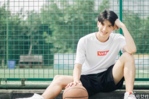 什么叫做直男 和直男談戀愛是什么樣的感受 什么叫做直男 和直男談戀愛是什么樣的感受