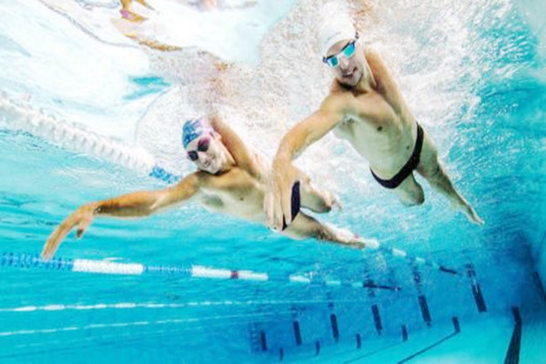 蛙泳怎么體高速度 蛙泳容易出現錯誤的動作有哪些