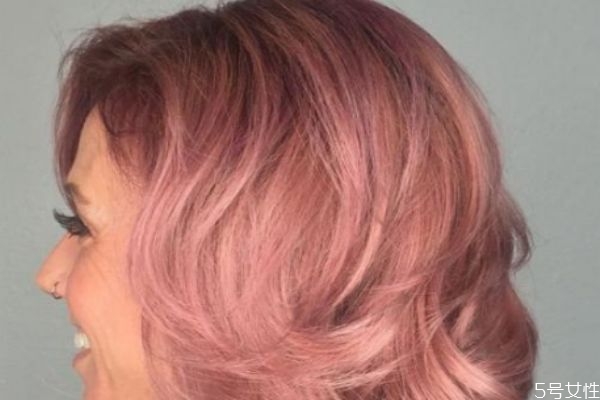 玫瑰金是粉色嗎 玫瑰金色頭發(fā)掉色快嗎 玫瑰金是粉色嗎 玫瑰金色頭發(fā)掉色快嗎