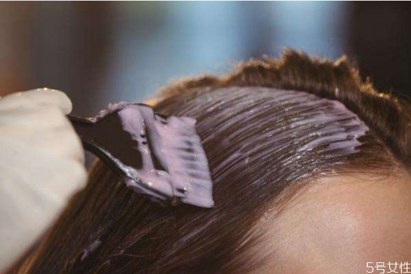 如何讓染過(guò)的顏色掉色慢一些 染發(fā)不掉色的小竅門(mén)