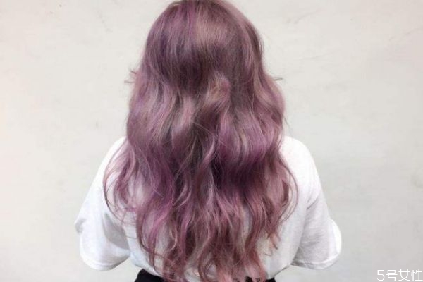 染發(fā)后洗頭怎么不掉色 染發(fā)后用什么產品能固色 染發(fā)后洗頭怎么不掉色 染發(fā)后用什么產品能固色