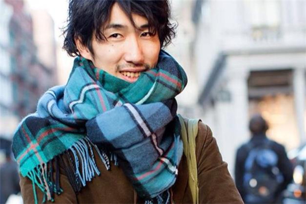 男生戴什么圍巾好看 什么圍巾適合男生戴 男生戴什么圍巾好看 什么圍巾適合男生戴