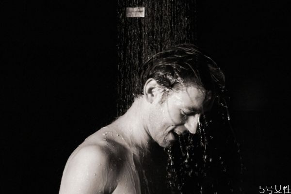 哪些人群容易在洗澡時出現(xiàn)暈厥 怎么避免洗澡時出現(xiàn)暈厥 哪些人群容易在洗澡時出現(xiàn)暈厥 怎么避免洗澡時出現(xiàn)暈厥