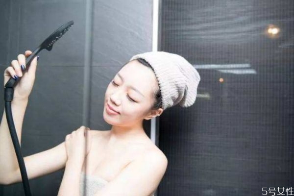 冬天洗澡為什么容易暈倒 洗澡出現(xiàn)暈倒的幾大原因 冬天洗澡為什么容易暈倒 洗澡出現(xiàn)暈倒的幾大原因