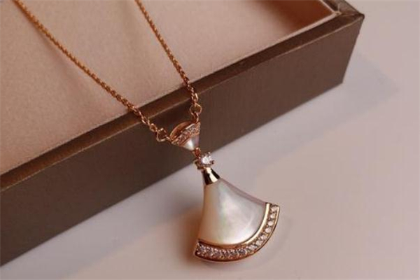 白貝母和紅玉髓哪個(gè)貴 白貝母的功效與作用 白貝母和紅玉髓哪個(gè)貴 白貝母的功效與作用