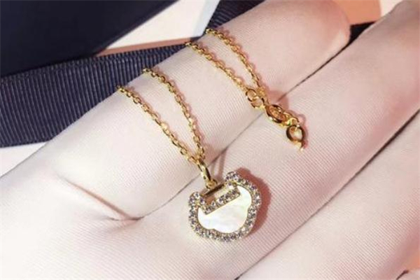 白貝母和紅玉髓哪個(gè)貴 白貝母的功效與作用 白貝母和紅玉髓哪個(gè)貴 白貝母的功效與作用