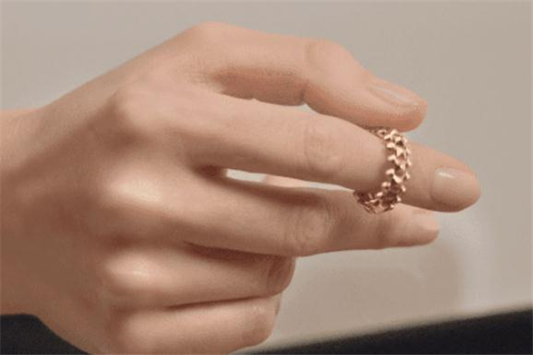 卡地亞鉚釘戒指價格 卡地亞鉚釘戒指正品多少錢 卡地亞鉚釘戒指價格 卡地亞鉚釘戒指正品多少錢