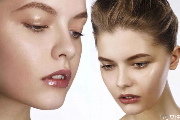 臉部出油是水分多了還是少呢 臉部出油的原因有什么呢 臉部出油是水分多了還是少呢 臉部出油的原因有什么呢