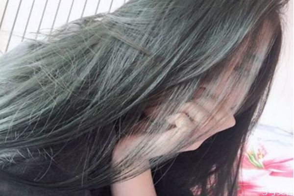 藍黑色掉色后是什么顏色 藍黑色頭發(fā)褪色后圖片 藍黑色掉色后是什么顏色 藍黑色頭發(fā)褪色后圖片