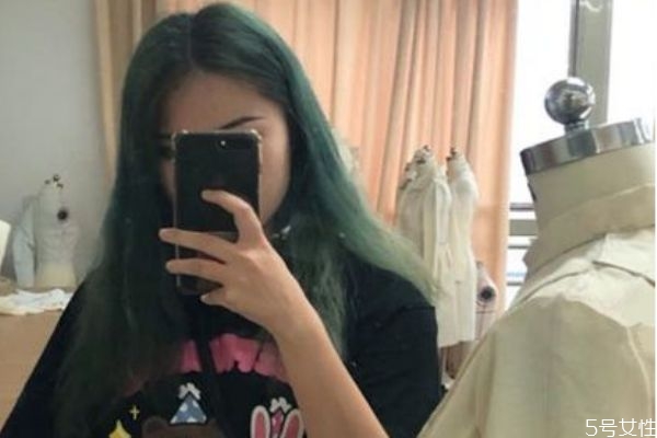 藍黑色掉色后是什么顏色 藍黑色頭發(fā)褪色后圖片 藍黑色掉色后是什么顏色 藍黑色頭發(fā)褪色后圖片