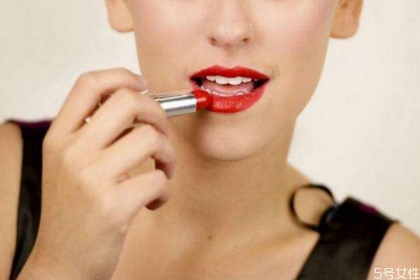 吃口紅會中毒嗎 吃飯喝水把口紅吃掉了會中毒嗎 吃口紅會中毒嗎 吃飯喝水把口紅吃掉了會中毒嗎