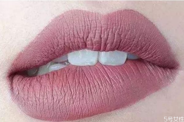 用清水可以卸口紅嗎 卸口紅的妙招 用清水可以卸口紅嗎 卸口紅的妙招