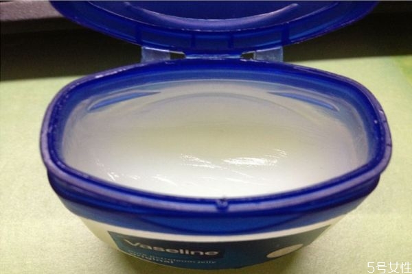 凡士林為什么涂起來這么油 凡士林那么油怎么用 凡士林為什么涂起來這么油 凡士林那么油怎么用