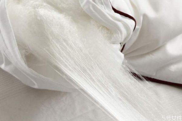 蠶絲的面料有什么作用呢 蠶絲衣服有什么優(yōu)點呢 蠶絲的面料有什么作用呢 蠶絲衣服有什么優(yōu)點呢