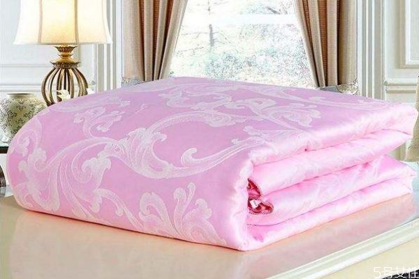 蠶絲被應(yīng)該怎么保養(yǎng)呢 蠶絲被可以水洗嗎 蠶絲被應(yīng)該怎么保養(yǎng)呢 蠶絲被可以水洗嗎