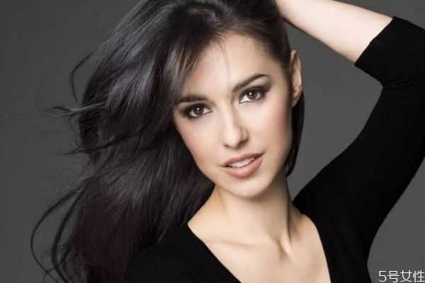 為什么頭發(fā)會出油呢 頭發(fā)出油的原因有什么呢 為什么頭發(fā)會出油呢 頭發(fā)出油的原因有什么呢