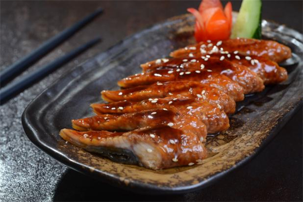 鰻魚哪個(gè)部位不能吃 鰻魚內(nèi)臟可以吃嗎 鰻魚哪個(gè)部位不能吃 鰻魚內(nèi)臟可以吃嗎