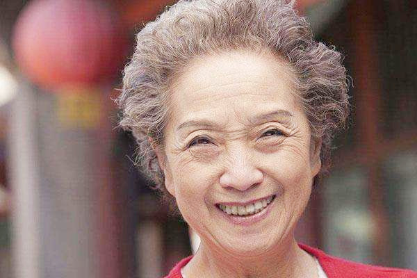 老年斑怎么預(yù)防 出現(xiàn)老年斑要注意什么 老年斑怎么預(yù)防 出現(xiàn)老年斑要注意什么