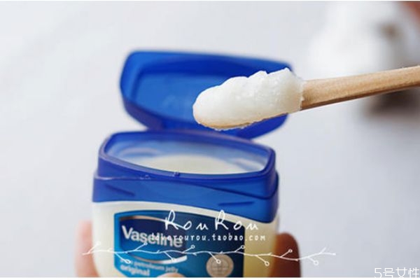 凡士林怎么涂嘴唇 凡士林涂嘴唇有什么好處 凡士林怎么涂嘴唇 凡士林涂嘴唇有什么好處