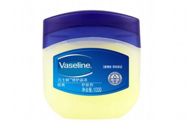 凡士林為什么涂起來這么油 凡士林那么油怎么用 凡士林為什么涂起來這么油 凡士林那么油怎么用