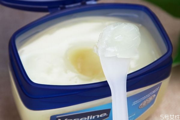 凡士林怎么涂嘴唇 凡士林涂嘴唇有什么好處 凡士林怎么涂嘴唇 凡士林涂嘴唇有什么好處