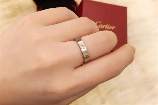 卡地亞戒指會褪色嗎 卡地亞戒指褪色怎么辦 卡地亞戒指會褪色嗎 卡地亞戒指褪色怎么辦