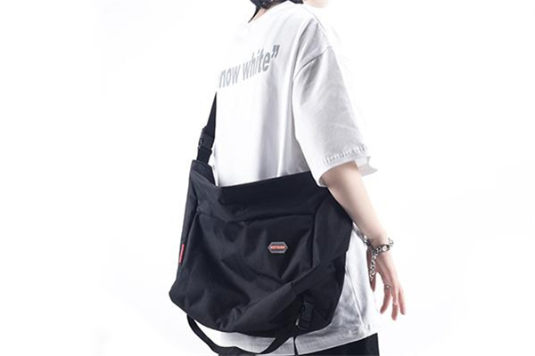 男生出門背什么包好看 男生出門背什么包最潮 男生出門背什么包好看 男生出門背什么包最潮