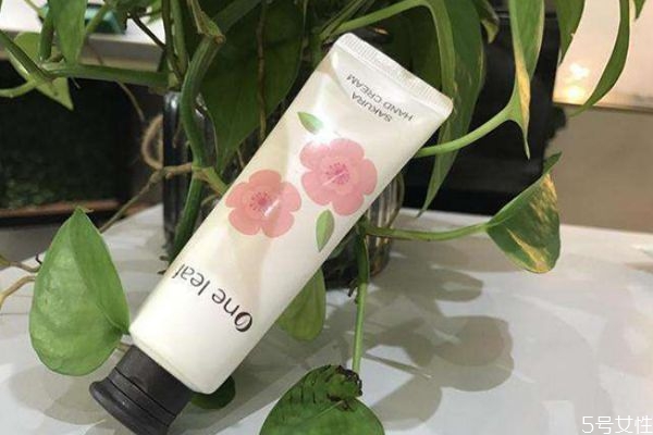 什么樣的護(hù)手霜適合當(dāng)作手膜用 什么護(hù)手霜不宜當(dāng)手膜用 什么樣的護(hù)手霜適合當(dāng)作手膜用 什么護(hù)手霜不宜當(dāng)手膜用