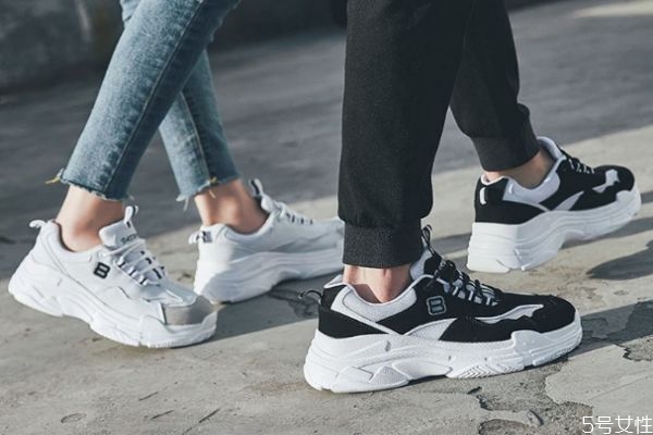 情侶能送鞋嗎 情侶之間不要送什么禮物 情侶能送鞋嗎 情侶之間不要送什么禮物