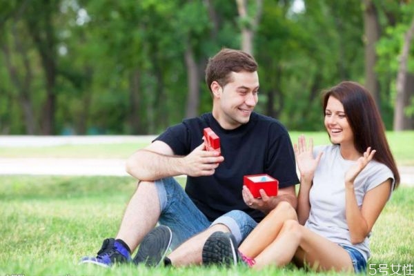 情侶之間送什么禮物好 送一對(duì)情侶什么禮物好 情侶之間送什么禮物好 送一對(duì)情侶什么禮物好