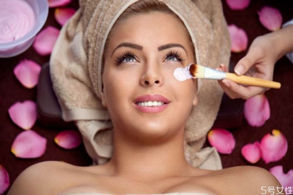 補(bǔ)水面膜白天可以敷嗎 白天哪個(gè)點(diǎn)敷面膜最好 補(bǔ)水面膜白天可以敷嗎 白天哪個(gè)點(diǎn)敷面膜最好